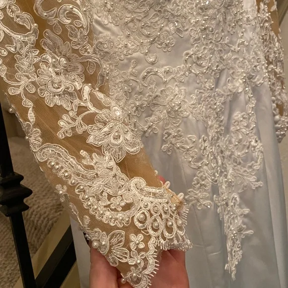 One of a kind size 2 Wedding Gown Street Size 0 Off the Shoulder NWT Pearl Bead